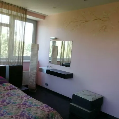 Modern Spacious Flat In Quiet Center Of ריגה